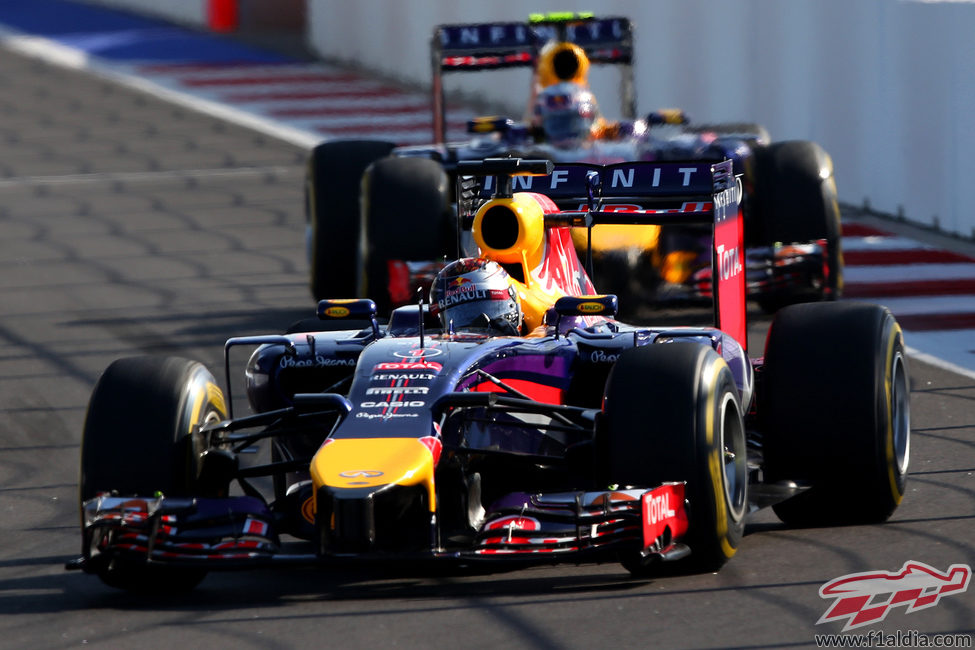 Sebastian Vettel por delante de Daniel Ricciardo en Sochi