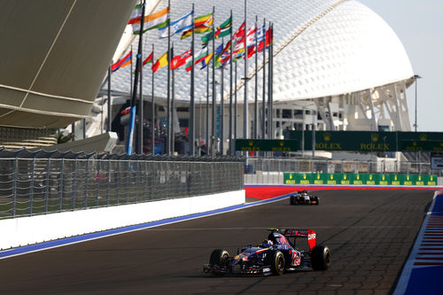 Daniil Kvyat rueda en solitario ante su público en Sochi