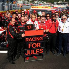 Emotiva muestra de apoyo del equipo Marussia a Jules Bianchi
