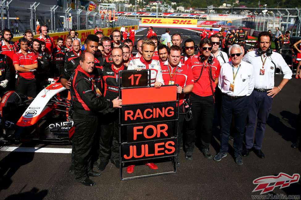 Emotiva muestra de apoyo del equipo Marussia a Jules Bianchi