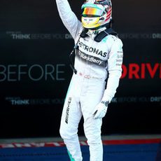 Lewis Hamilton hace el gesto de la victoria subido a su Mercedes