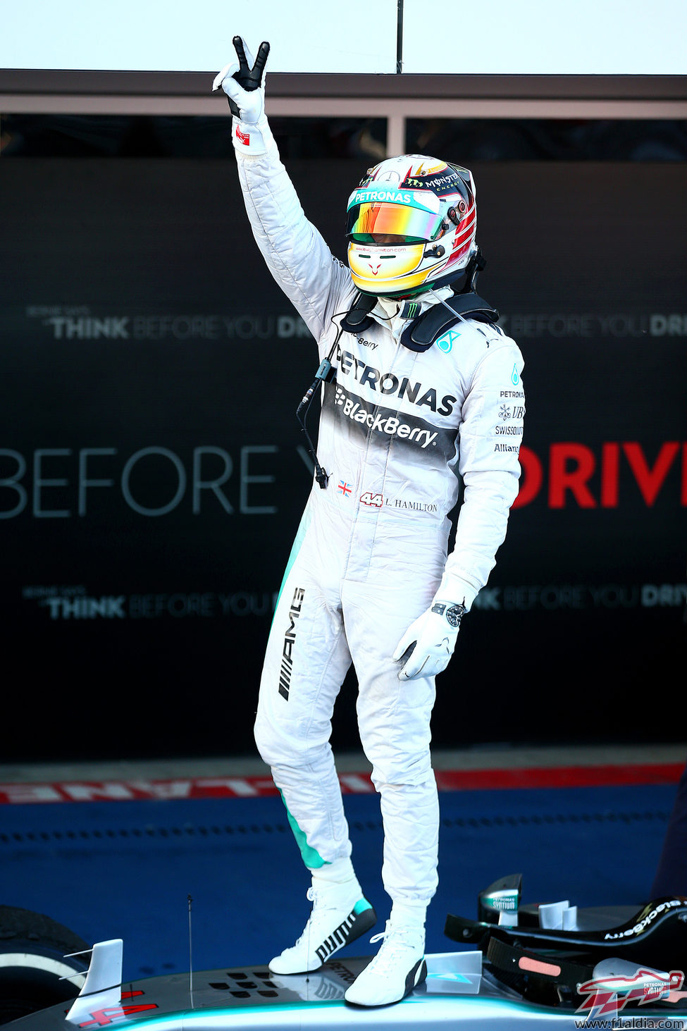 Lewis Hamilton hace el gesto de la victoria subido a su Mercedes