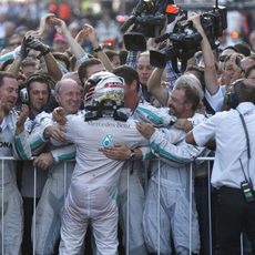 Hamilton se abraza a sus mecánicos tras ganar el Gran Premio de Rusia