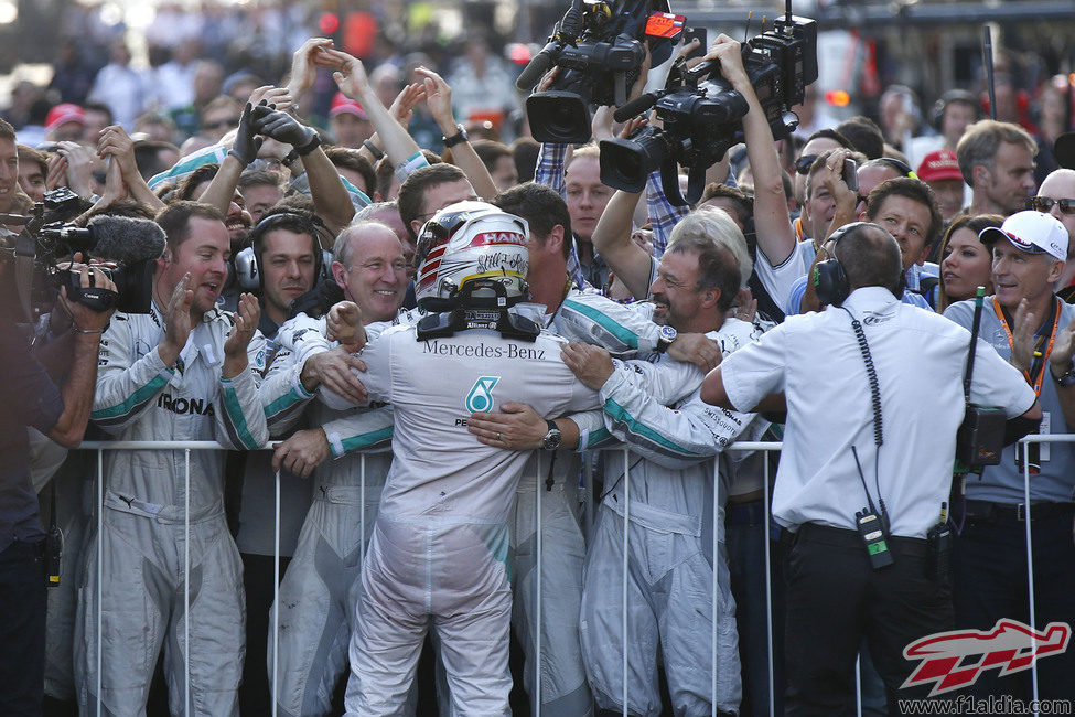 Hamilton se abraza a sus mecánicos tras ganar el Gran Premio de Rusia