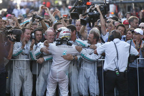 Hamilton se abraza a sus mecánicos tras ganar el Gran Premio de Rusia