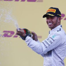 Hamilton mojando al público con champán en la ceremonia del podio