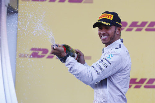 Hamilton mojando al público con champán en la ceremonia del podio