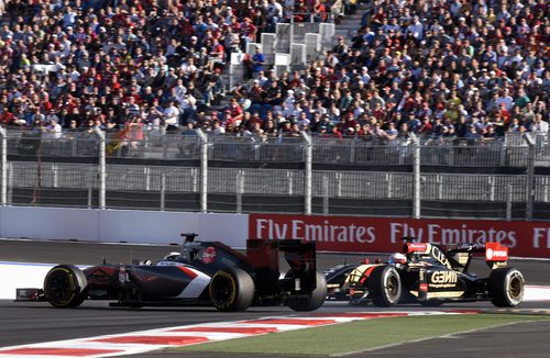 Romain Grosjean y Adrian Sutil se tocan en la curva 3