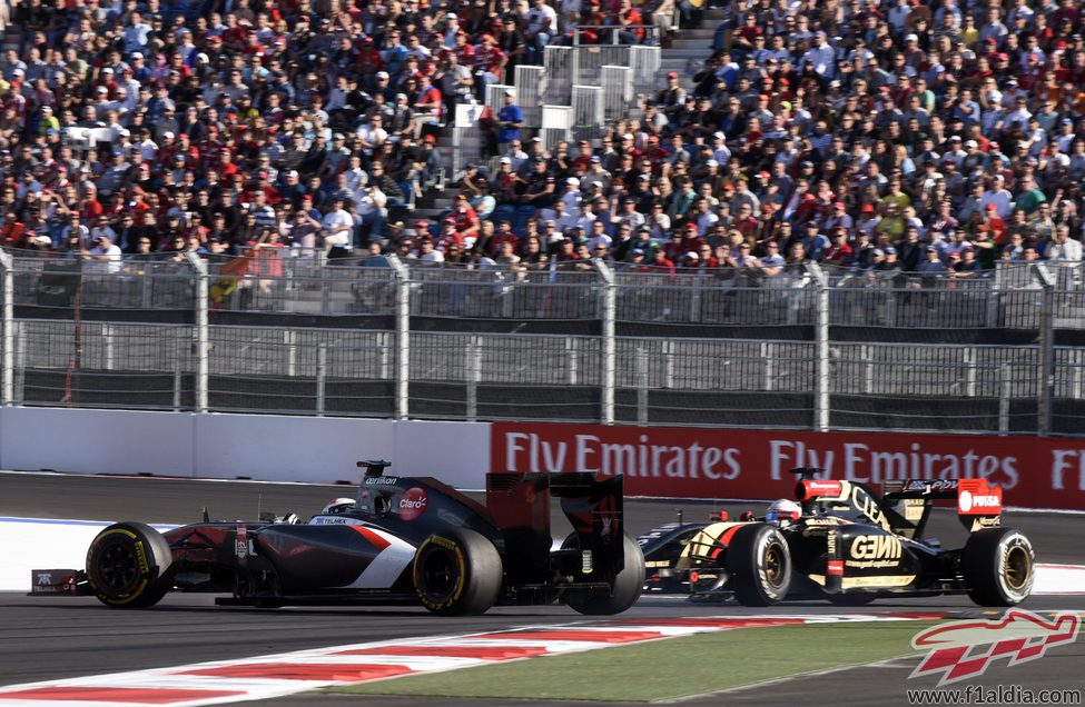 Romain Grosjean y Adrian Sutil se tocan en la curva 3