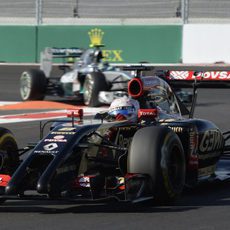 Romain Grosjean a punto de ser alcanzado por Nico Rosberg