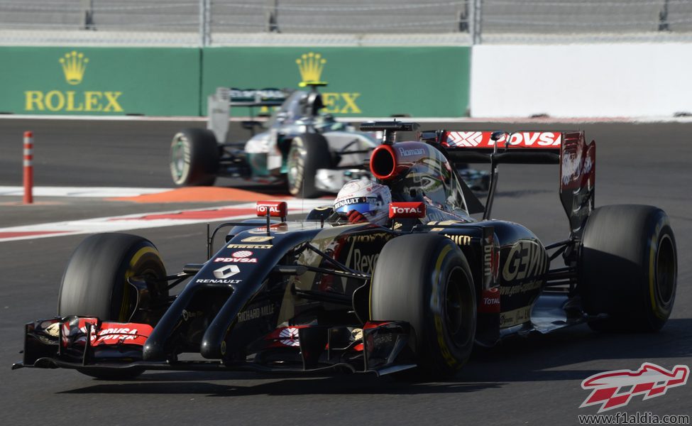 Romain Grosjean a punto de ser alcanzado por Nico Rosberg