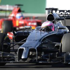 Jenson Button y Fernando Alonso han estado a punto de tocarse en la curva 3