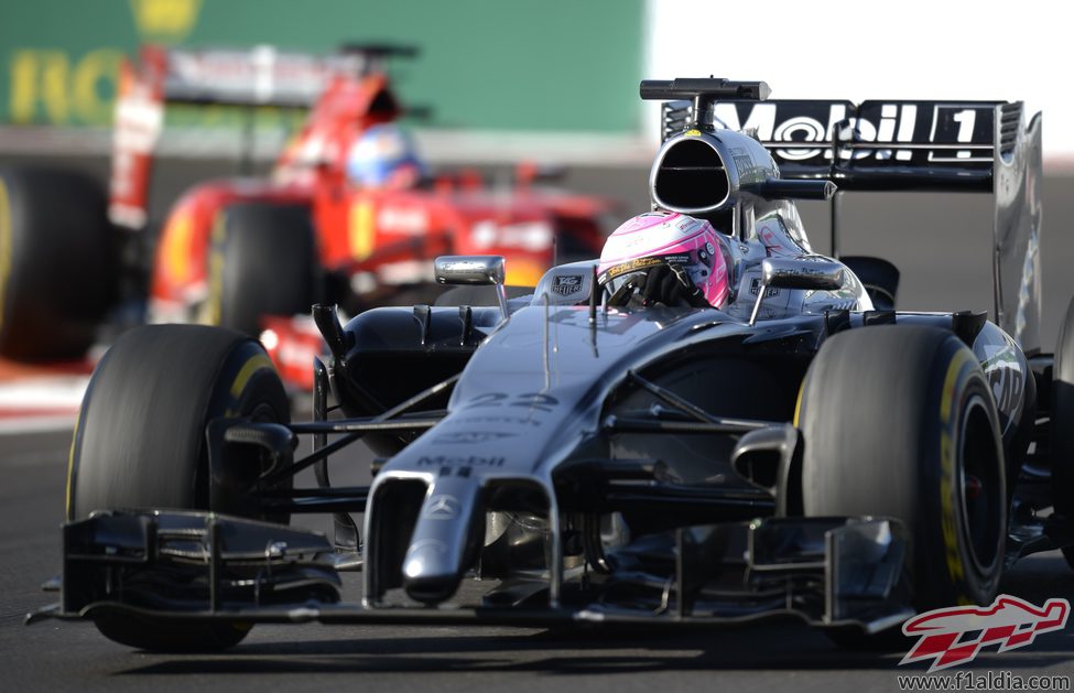 Jenson Button y Fernando Alonso han estado a punto de tocarse en la curva 3