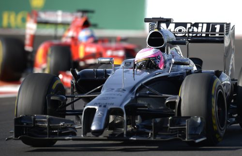 Jenson Button y Fernando Alonso han estado a punto de tocarse en la curva 3