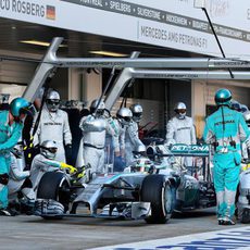 Lewis Hamilton realizando su parada en boxes