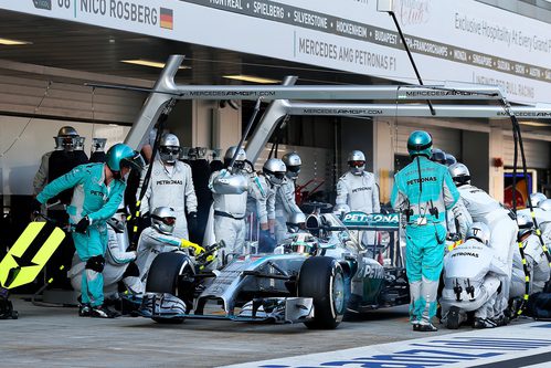 Lewis Hamilton realizando su parada en boxes