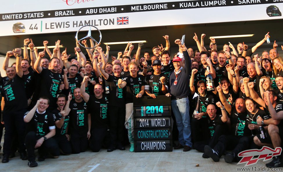 El equipo Mercedes celebra su Campeonato de Constructores