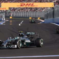 Nico Rosberg aguanta 51 vueltas con los mismos neumáticos