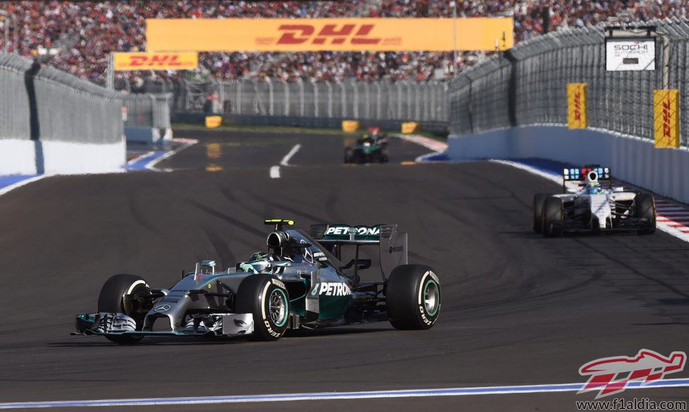 Nico Rosberg aguanta 51 vueltas con los mismos neumáticos