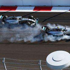 Nico Rosberg comete un error en la primera curva