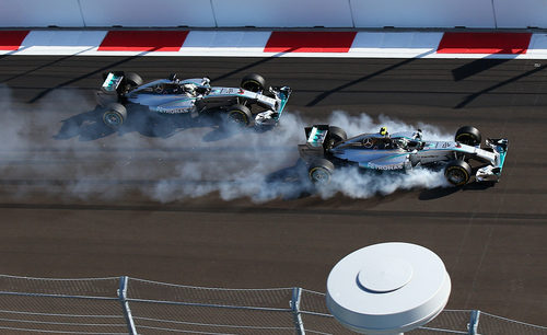 Nico Rosberg comete un error en la primera curva