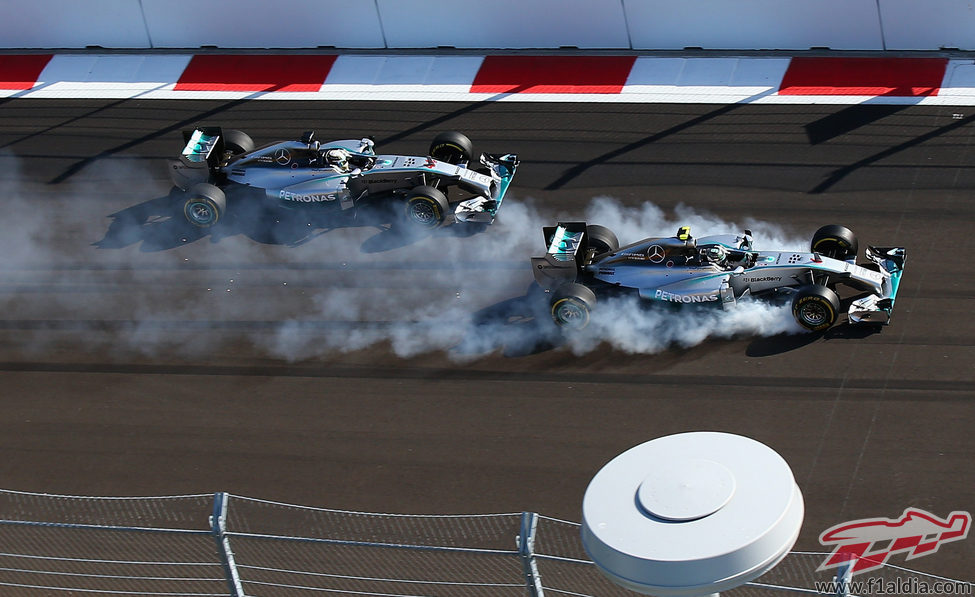 Nico Rosberg comete un error en la primera curva