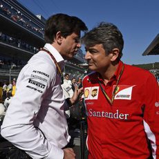 Marco Matiacci y Toto Wolff en el paddock del GP de Rusia