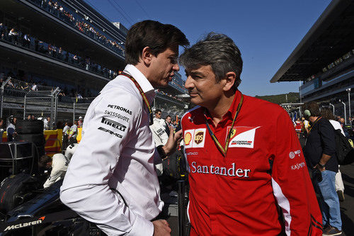 Marco Matiacci y Toto Wolff en el paddock del GP de Rusia