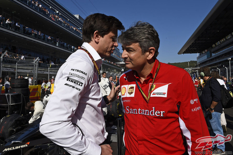 Marco Matiacci y Toto Wolff en el paddock del GP de Rusia