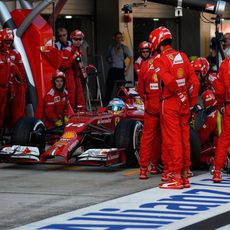 Fernando Alonso ha tenido un problema en la parada en boxes