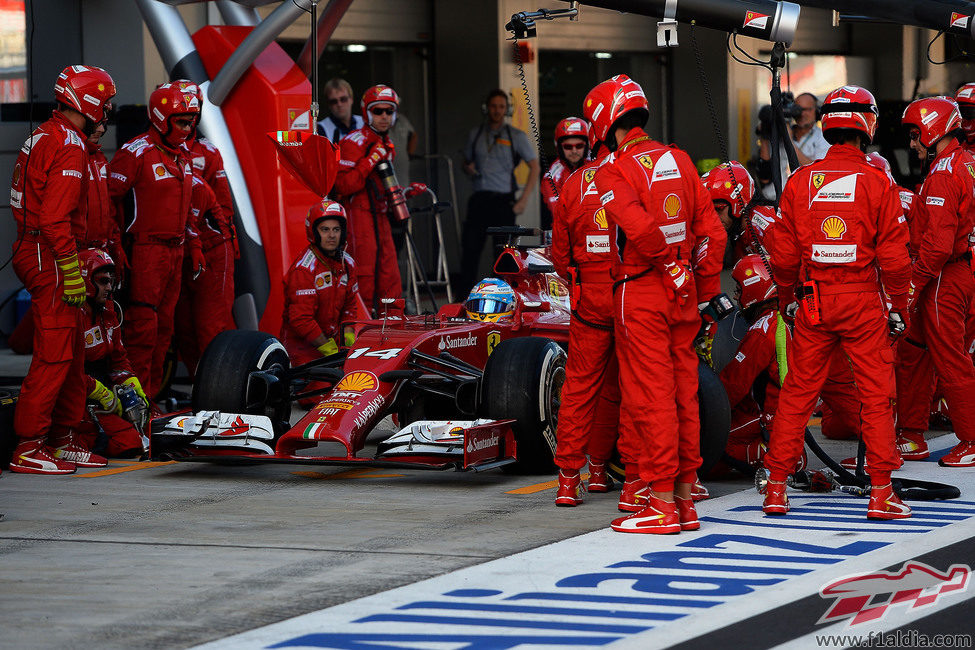 Fernando Alonso ha tenido un problema en la parada en boxes
