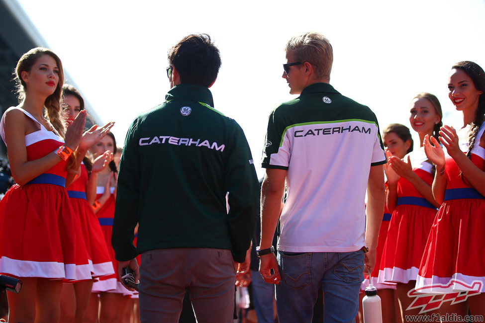 Kamui Kobayashi y Marcus Ericsson antes de la carrera