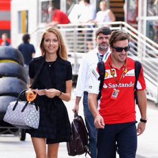 Dasha acompaña a Fernando Alonso
