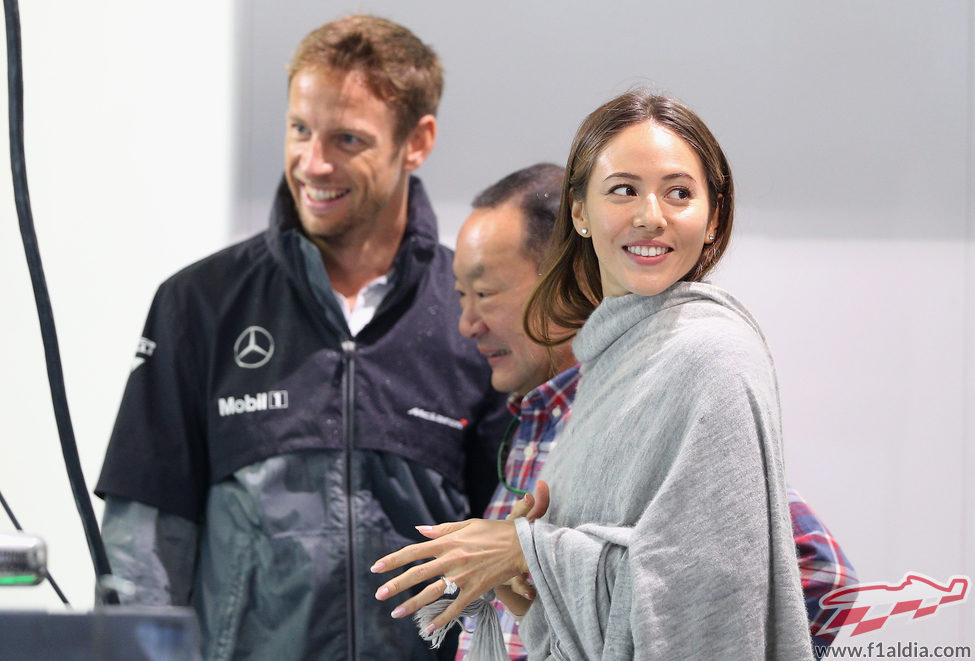 Jessica Michibata sonríe pese a la lluvia