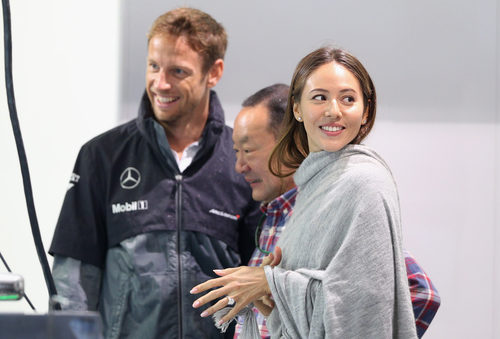 Jessica Michibata sonríe pese a la lluvia