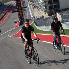 Sergio Pérez da una vuelta en bici en Austin