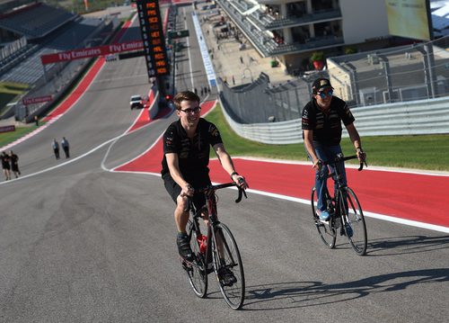 Sergio Pérez da una vuelta en bici en Austin