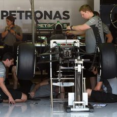 El equipo Mercedes trabaja en boxes