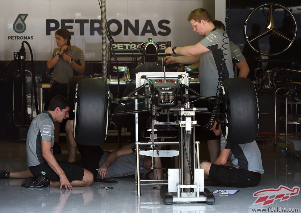 El equipo Mercedes trabaja en boxes