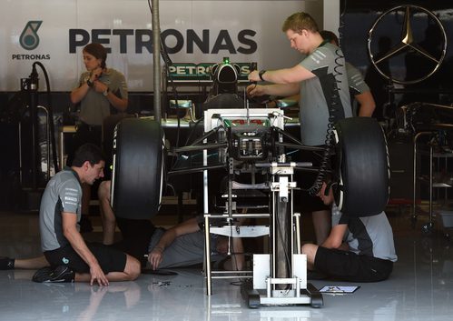 El equipo Mercedes trabaja en boxes