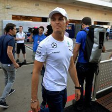 Nico Rosberg pasea por el paddock del COTA