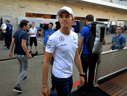 Nico Rosberg pasea por el paddock del COTA