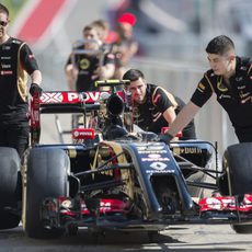 El equipo Lotus lleva el E22 al garaje