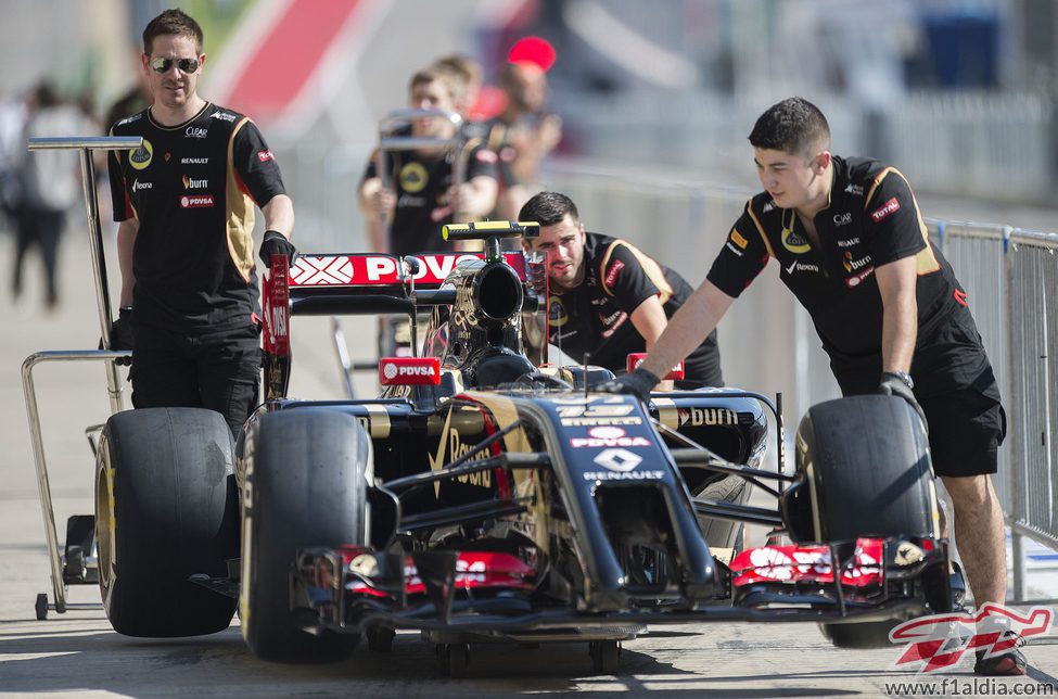 El equipo Lotus lleva el E22 al garaje