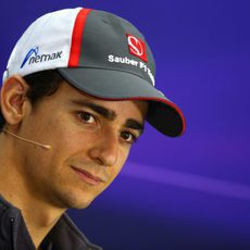 Esteban Gutiérrez sonríe en rueda de prensa