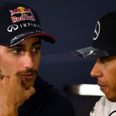 Lewis Hamilton y Daniel Ricciardo charlan en rueda de prensa