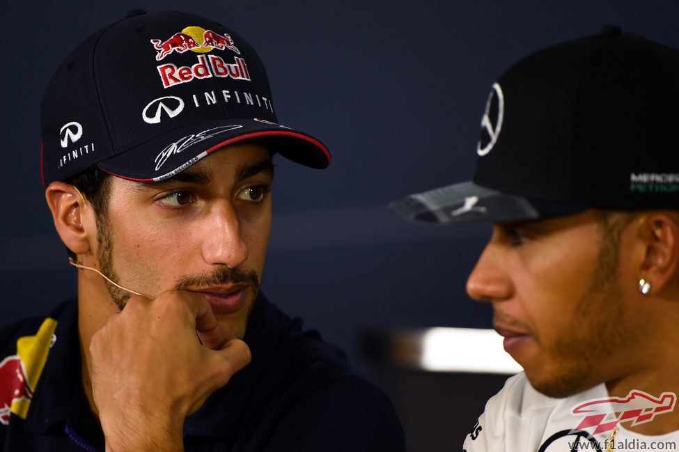 Lewis Hamilton y Daniel Ricciardo charlan en rueda de prensa