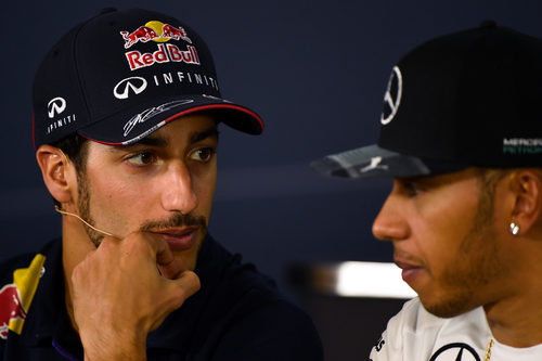 Lewis Hamilton y Daniel Ricciardo charlan en rueda de prensa