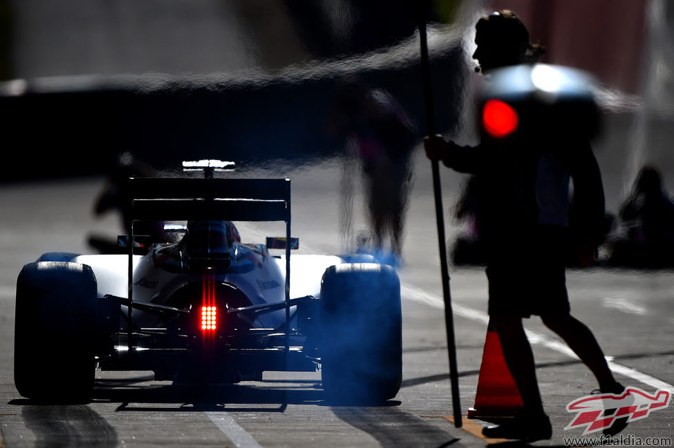 Felipe Nasr pilota el FW36 en los primeros entrenamientos libres