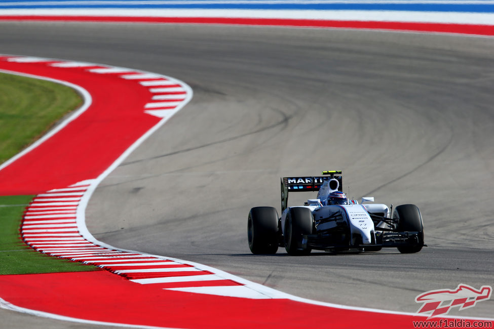 Valtteri Bottas rodando en la segunda sesión de entrenamientos libres